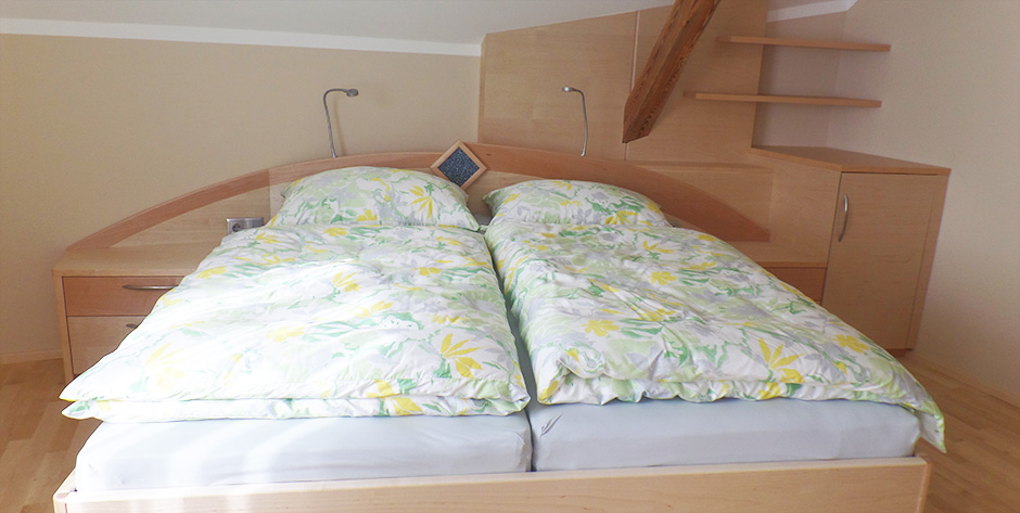 Schlafzimmer in Spitzahorn Birke teilmassiv - Überblick