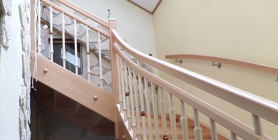 Zweiläufige Treppe in Buche gedämpft mit Ahon - Blick von der Seite