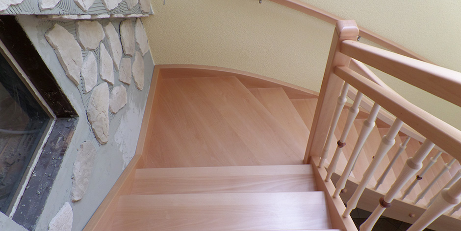 Zweiläufige Treppe in Buche mit Ahon kombiniert - Wohntraum Branka