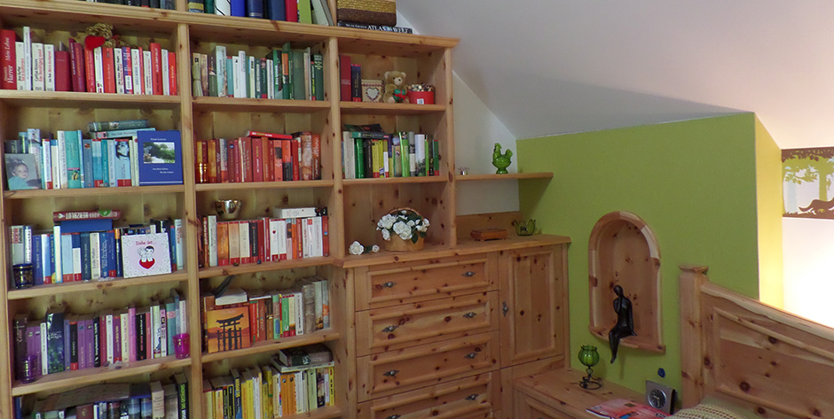 Schlafzimmer in Zirbenholz - Bücherwand